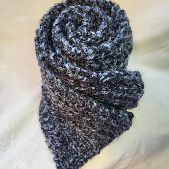 Hand Crafted chunky knit unisex charcoal gray ribbed scarf - Picture 4 of 6
